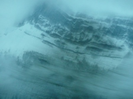 montagne prise à travers vitre voiture